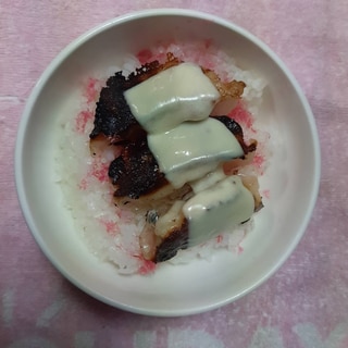 超かんたん！桜でんぶ焼き餃子にチーズのせ丼